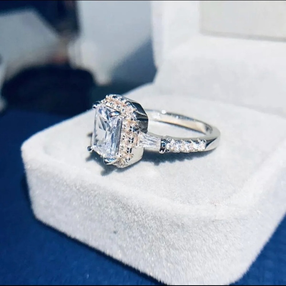White Sapphire Ring - Picture 3 of 3